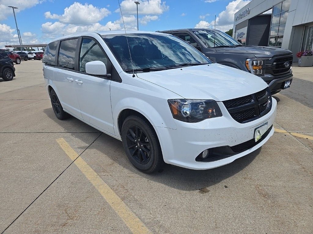 2019 Dodge Grand Caravan SXT in White Knuckle Clearcoat — front three-quarter view